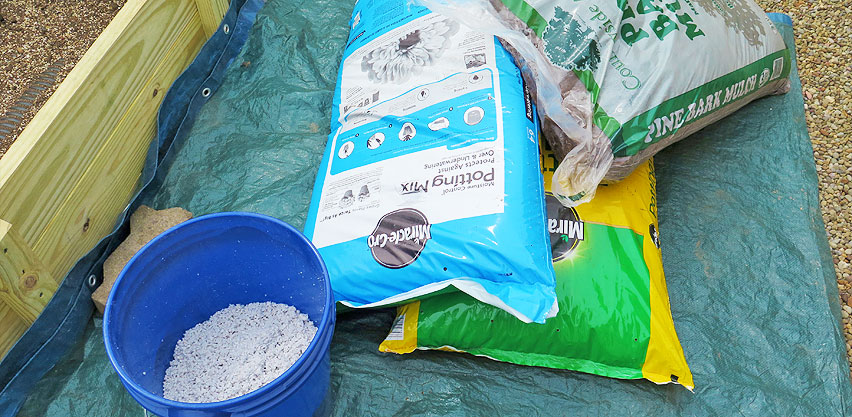 SIP Raised Bed Mixing Potting Mix with Pine Bark & Perlite